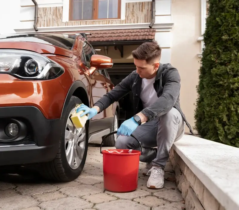 Lavage auto à domicile Longèves : professionnel intervenant sur un véhicule